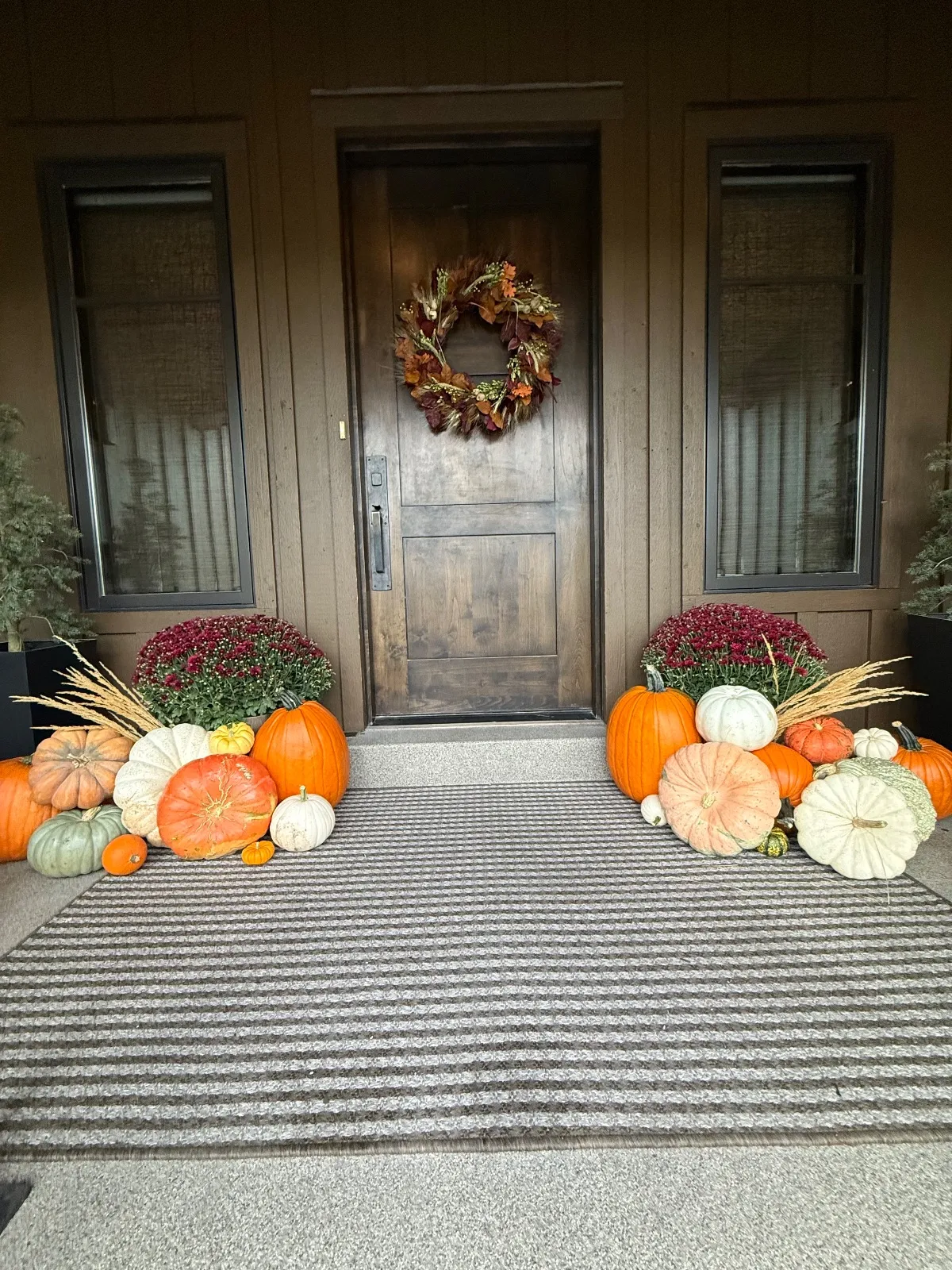 Mountain Pumpkins commercial fall display